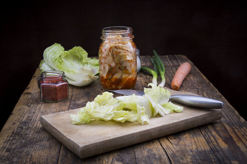 Glas mit Kimchi und Zutaten auf dunklem Holz - LVF05889