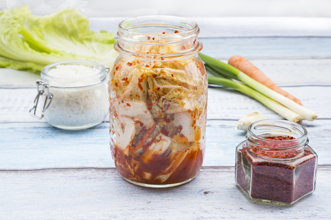 Glas Kimchi und Zutaten auf Holz, lizenzfreies Stockfoto