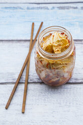 Glas Kimchi und Stäbchen auf Holz - LVF05893