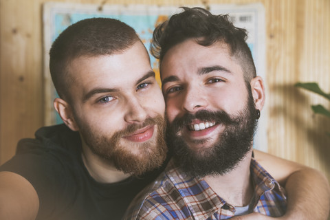 Porträt eines glücklichen jungen schwulen Paares, das ein Selfie macht, lizenzfreies Stockfoto