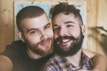 Porträt eines glücklichen jungen schwulen Paares, das ein Selfie macht - RTBF00686