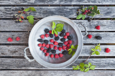 Tin plate of raspsberries and blackberries - GWF04993