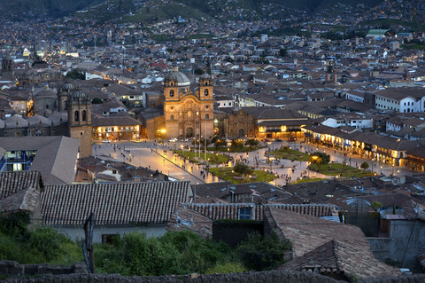 Peru, Cusco, Stadtbild mit beleuchteter Plaza de Armas bei Nacht, lizenzfreies Stockfoto