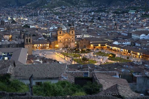 Peru, Cusco, Stadtbild mit beleuchteter Plaza de Armas bei Nacht - FLKF00708