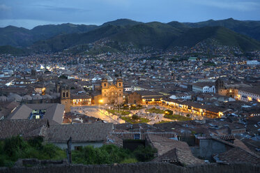 Peru, Cusco, Stadtbild mit beleuchteter Plaza de Armas bei Nacht - FLKF00709