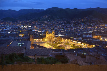Peru, Cusco, Stadtbild mit beleuchteter Plaza de Armas bei Nacht - FLKF00710