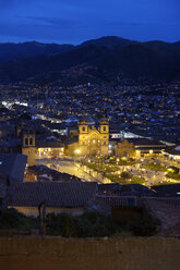 Peru, Cusco, Stadtbild mit beleuchteter Plaza de Armas bei Nacht - FLKF00711