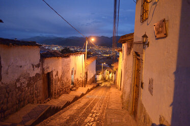 Peru, Cusco, alley in the old town at night - FLKF00713