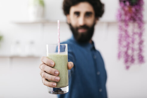 Männerhand hält Glas mit grünem Smoothie, Nahaufnahme - JRFF01235