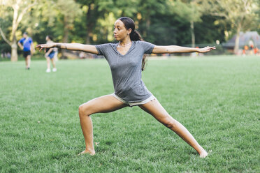 Junge Frau macht Yoga-Übungen in einem Park - GIOF01988
