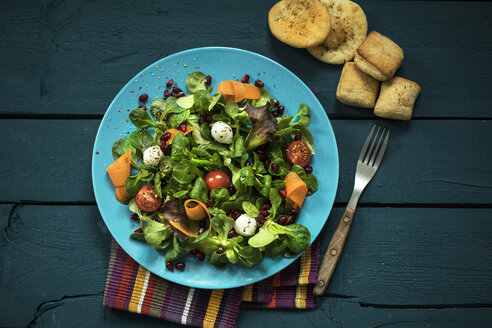 Teller mit Feldsalat, Möhren, Tomaten, Mozzarella und Granatapfelkernen - MAEF12164