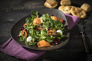 Salatschüssel mit Feldsalat, Karotten, Tomaten, Mozzarella und Granatapfelkernen - MAEF12166