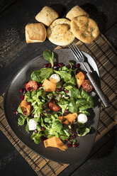 Salatschüssel mit Feldsalat, Karotten, Tomaten, Mozzarella und Granatapfelkernen - MAEF12167