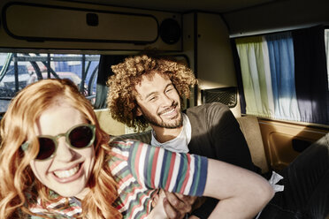 Glückliches junges Paar in einem Lieferwagen - FMKF03488