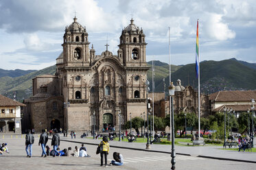 Peru, Cusco, Plaza de Armas mit Jesuitenkirche - FLKF00715