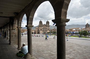 Peru, Cusco, Plaza de Armas mit Jesuitenkirche und Arkade - FLKF00716
