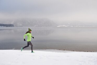 Deutschland, Bayern, Kochelsee, Frau joggt im Winter - MRF01688