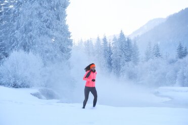 Deutschland, Bayern, Isartal, Vorderriss, Frau joggt im Winter - MRF01692