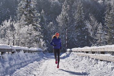 Deutschland, Bayern, Isartal, Vorderriss, Frau joggt im Winter - MRF01695