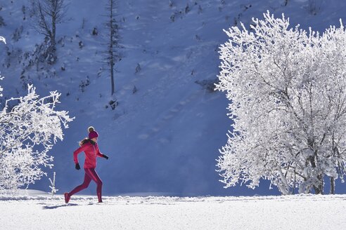 Austria, Tyrol, Riss Valley, woman jogging in winter - MRF01696