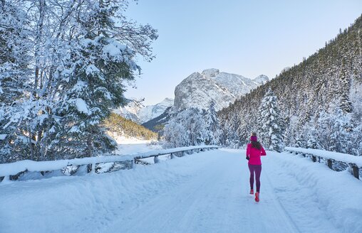 Österreich, Tirol, Karwendel, Rißtal, Frau joggt im Winter - MRF01698