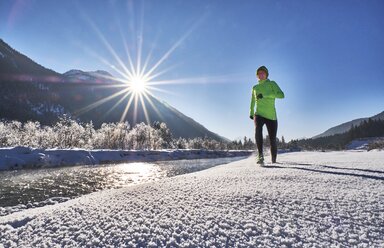 Deutschland, Bayern, Isartal, Vorderriss, Frau joggt im Winter - MRF01702