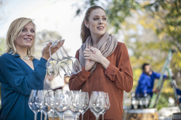 Zwei Frauen mit Weingläsern im Freien - ZEF12883