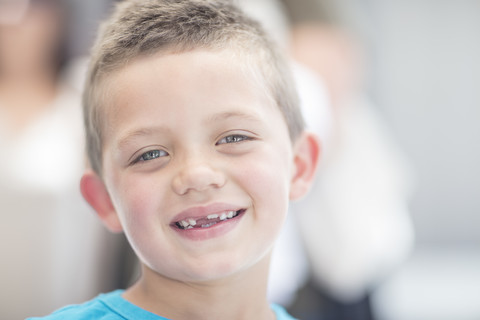 Porträt eines lachenden Jungen mit Zahnlücke, lizenzfreies Stockfoto