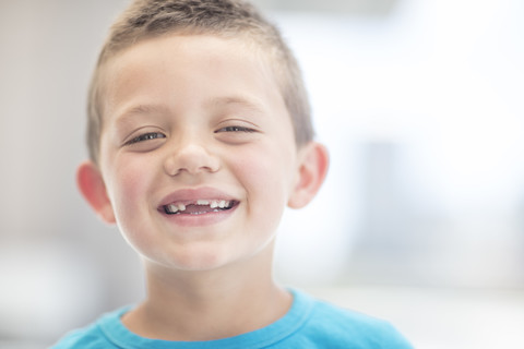 Porträt eines lachenden Jungen mit Zahnlücke, lizenzfreies Stockfoto