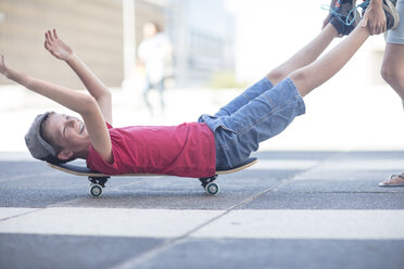 Kinder fahren Skateboard auf der Straße - ZEF12904