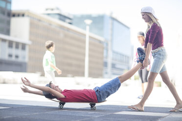 Kinder fahren Skateboard auf der Straße - ZEF12905