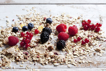 Müsli mit verschiedenen Waldbeeren auf Holz - CSF27922