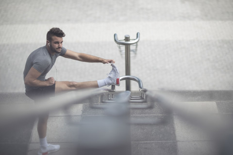 Athleten dehnen sich in der Stadt, lizenzfreies Stockfoto