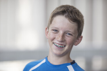 Porträt eines lächelnden Jungen mit Zahnspange - ZEF12929