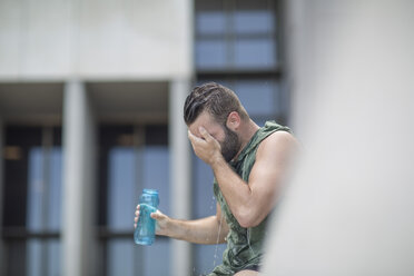 Sportler macht eine Wasserpause in der Stadt - ZEF12950