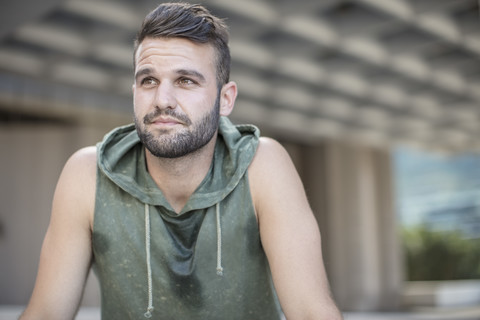 Sportler macht eine Pause in der Stadt, lizenzfreies Stockfoto