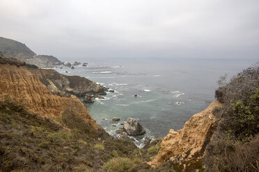 USA, Kalifornien, Blick auf das Meer vom Pacific Coast Highway - LMF00684