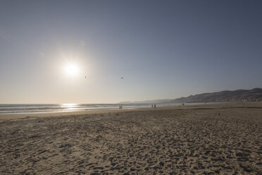 USA, Kalifornien, Sonnenuntergang am Pismo Beach - LMF00688