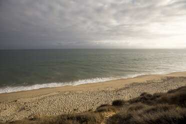 USA, Kalifornien, Blick auf Pismo Beach und wolkenverhangenen Himmel über dem Meer - LMF00691