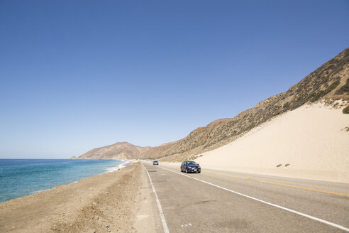 USA, Malibu, Autos auf dem Pacific Coast Highway - LMF00692