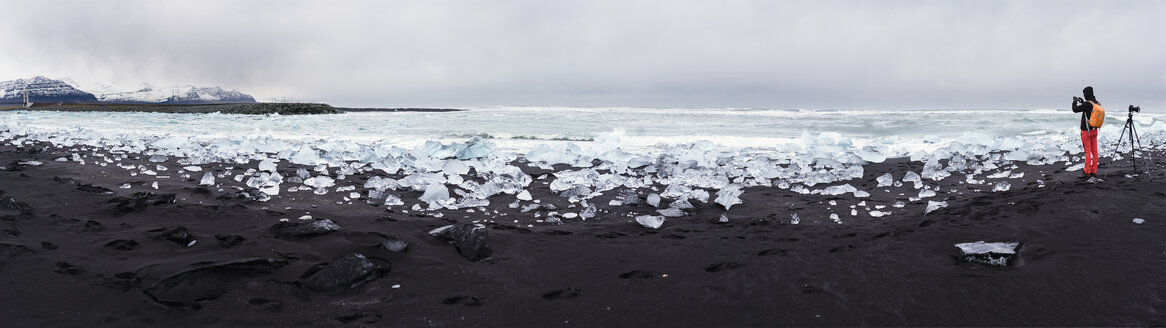 Iceland, Jokulsarlon, Diamond Beach, photographer at work on the beach - EPF00355