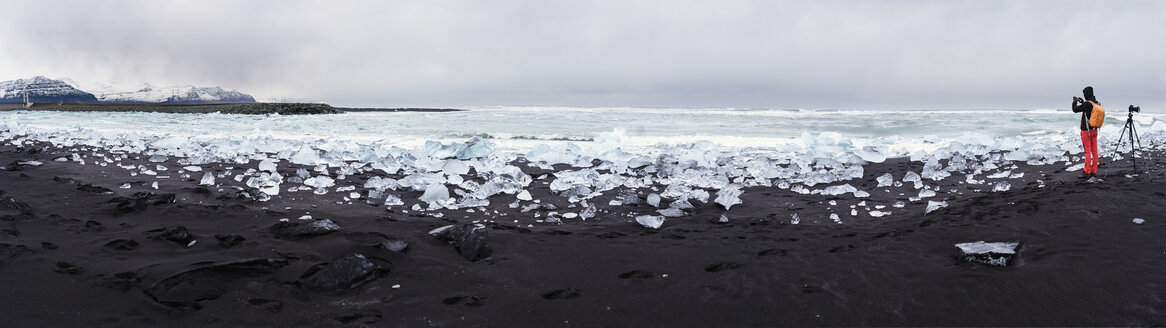 Island, Jokulsarlon, Diamond Beach, Fotograf bei der Arbeit am Strand - EPF00355