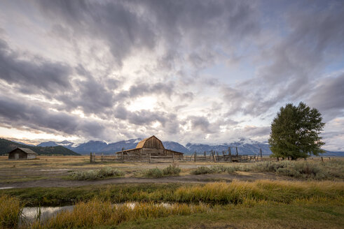 USA, Wyoming, Grand Teton National Park, Jackson Hole, John Moulton Barn vor der Teton Range - EPF00356