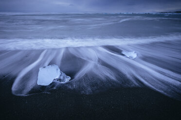 Island, Jokulsarlon, Gletschereis am Strand zur blauen Stunde - EPF00358