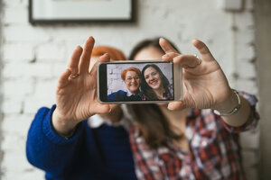 Selfie einer lächelnden erwachsenen Tochter mit ihrer Mutter - ZEDF00523