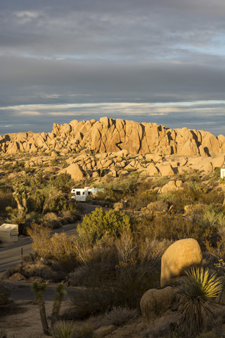 USA, Kalifornien, Joshua Tree National Park, Camper und Felsen im Abendlicht, lizenzfreies Stockfoto