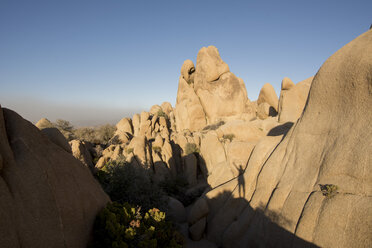 USA, Kalifornien, Joshua Tree National Park, Felsformation im Schatten und im Sonnenlicht - LMF00712