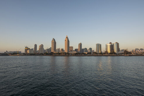 USA, Kalifornien, Skyline des Stadtzentrums von San Diego - LMF00722