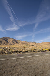 USA, Nevada, leere Straße - LMF00725