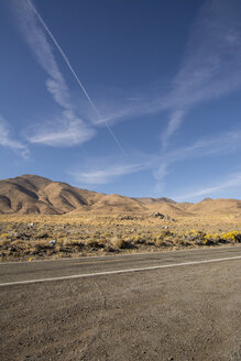 USA, Nevada, leere Straße - LMF00725